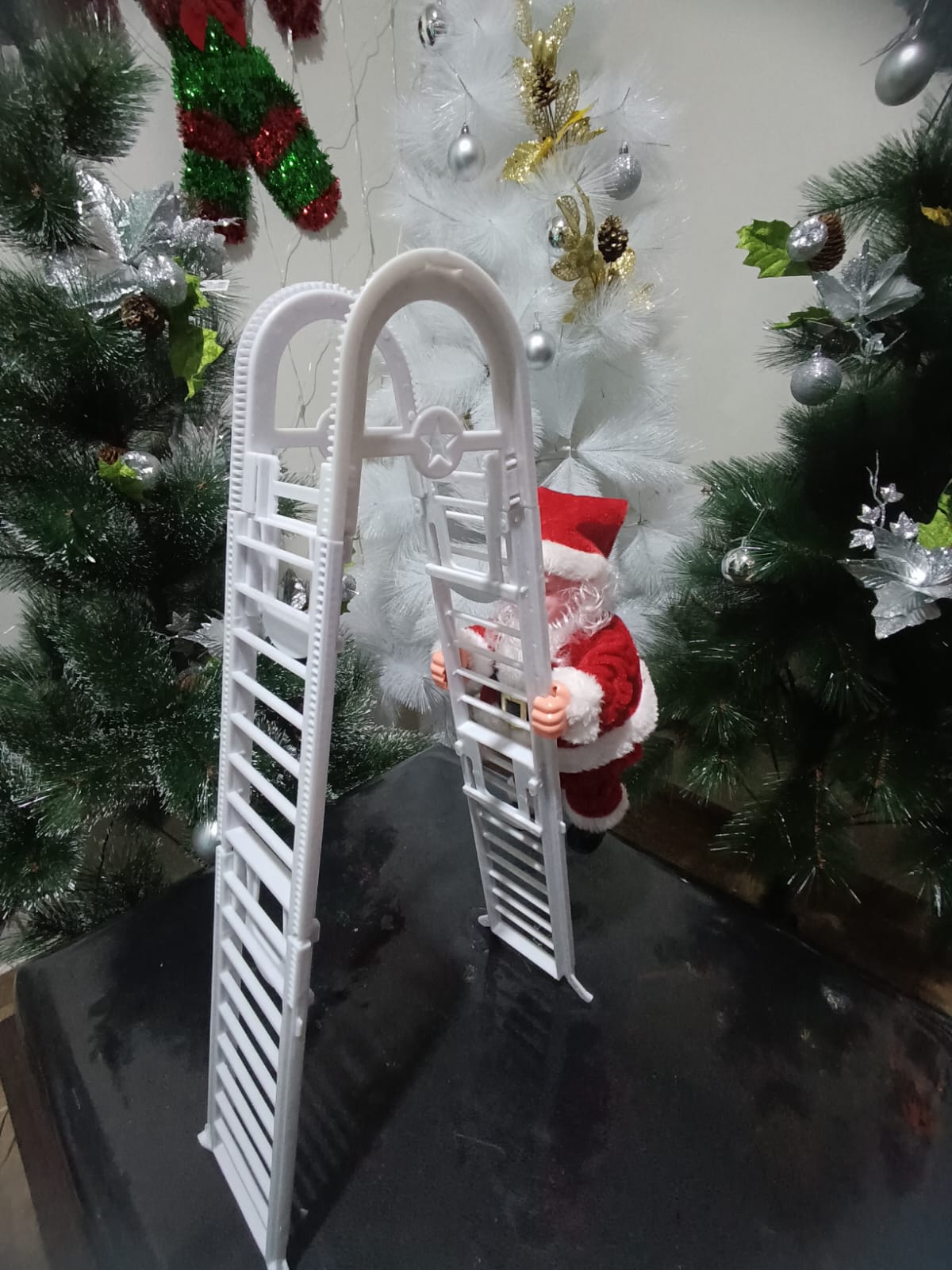 Papa Noel Sube y baja escaleras, precio en tienda S/. 28.00