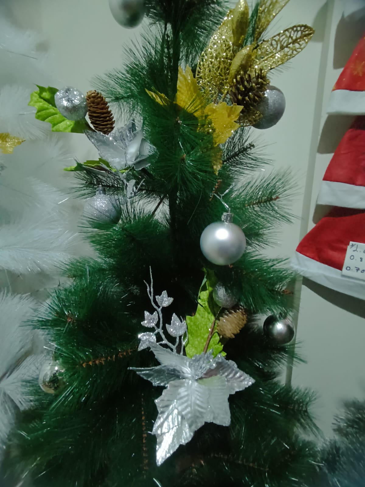 Árbol Navideño Verde 1.50 cm, precio en tienda S/. 65.00