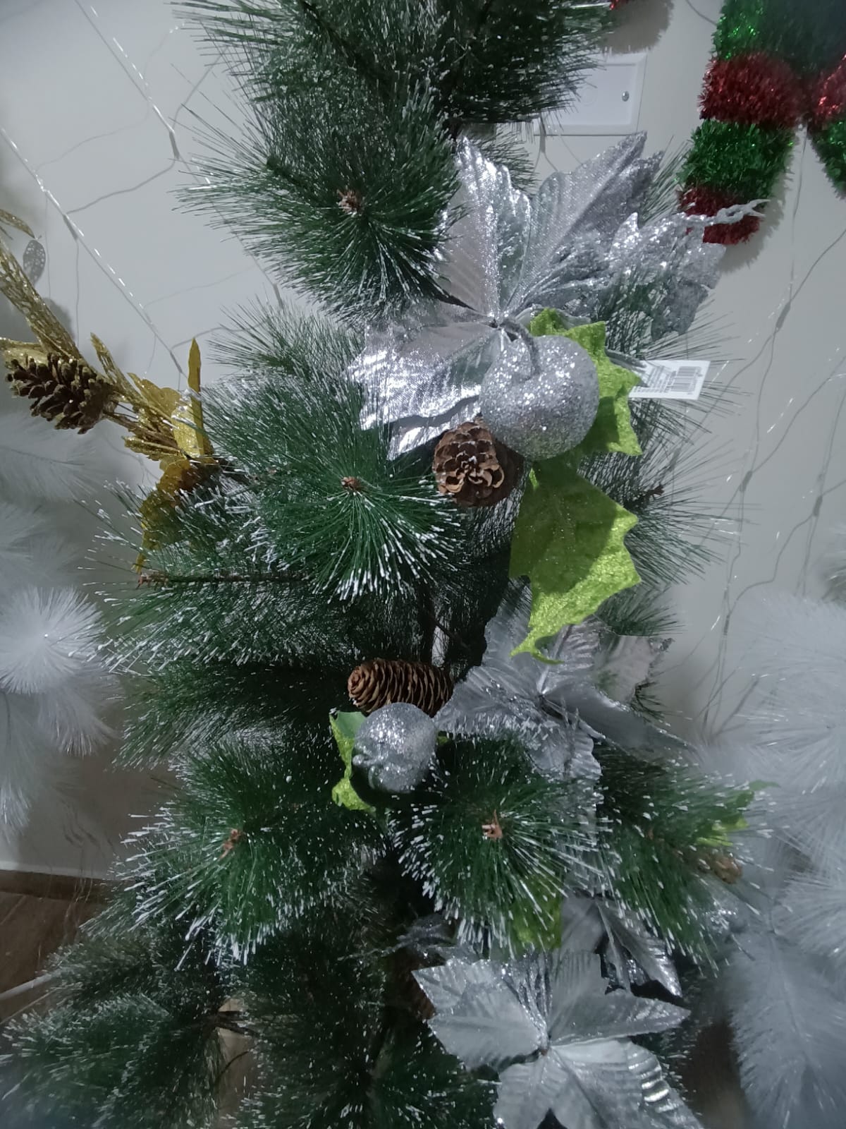 Árbol Navideño Verde Chispeando con Copitos Blancos 1.50 cm, precio en tienda S/. 65.00