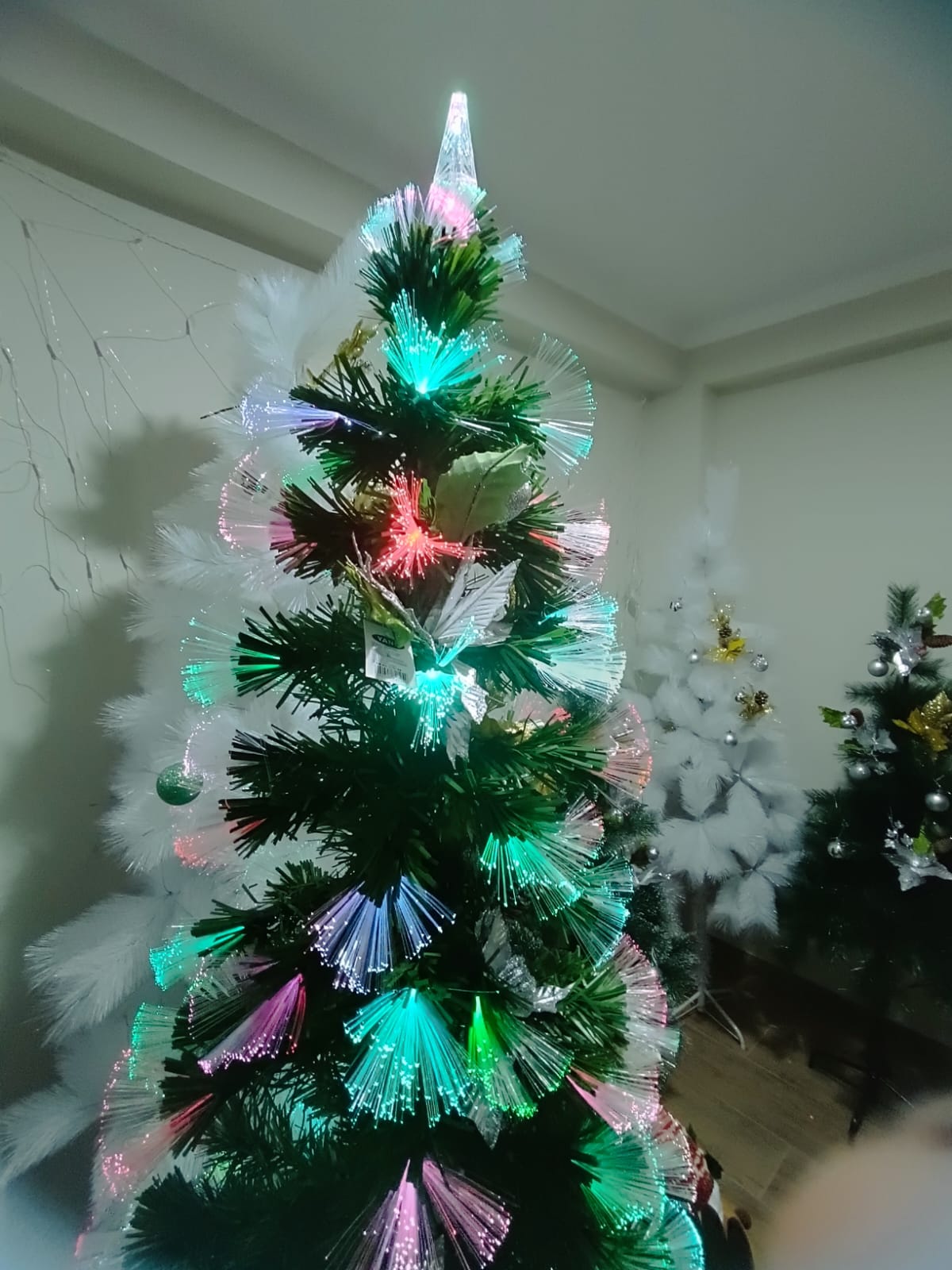 Árbol Navideño grande con luces incorporadas , precio en tienda S/. 188.00